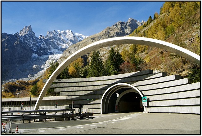 Lire la suite à propos de l’article Fermeture du tunnel du Mont Blanc pour travaux : le rail pour sortir de l’impasse !