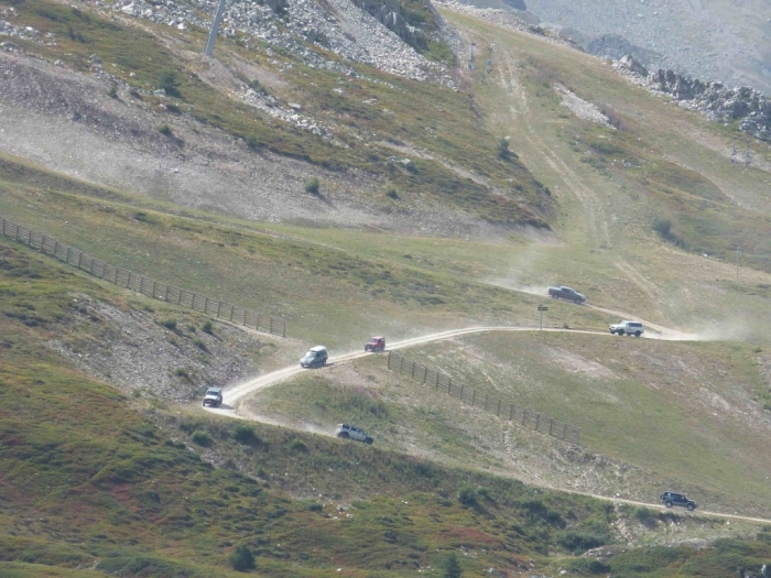 4x4-poussiéreux-sur-la-Sétaz-vus-à-2-km-de-distance
